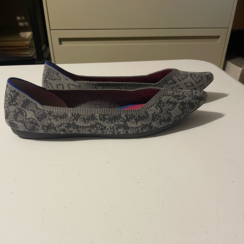Rothy’s EUC Grey Stone Snake Point Size 12
